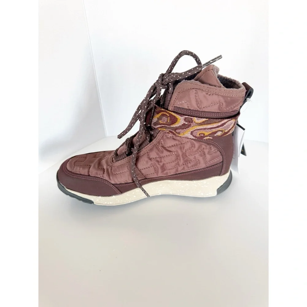 NWT Chaco Borealis Quilt Waterproof Boots in Mahogany, Size 6